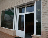 puerta batiente de aluminio