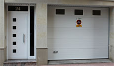 puerta batiente de aluminio