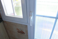 Detalle embellecedor para la unión de puertas y ventanas de aluminio