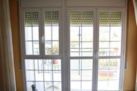 Ventana batiente combinada con cristal y puerta batiente de aluminio