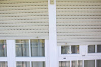 Detalle embellecedor para la unión de puertas y ventanas de aluminio