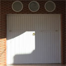 Puerta basculante de hierro