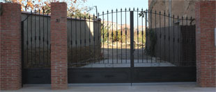 Puerta batiente de hierro