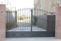 Puerta batiente de hierro