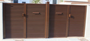 Puerta batiente de hierro