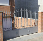 Puerta batiente de hierro