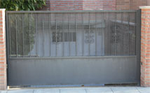 Puerta batiente de hierro