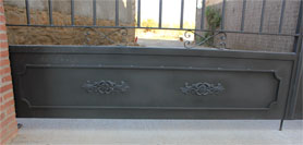 Puerta batiente de hierro