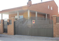 Puerta batiente de hierro