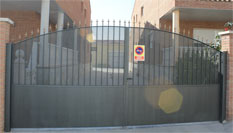 Puerta batiente de hierro