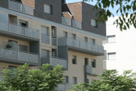 Balcón de hierro con pasamanos de acero inoxidable