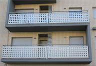 Balcón de hierro con pasamanos de acero inoxidable