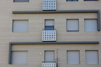 Balcón de hierro con pasamanos de acero inoxidable