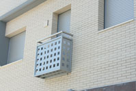 Balcón de hierro con pasamanos de acero inoxidable