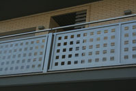 Balcón de hierro con pasamanos de acero inoxidable